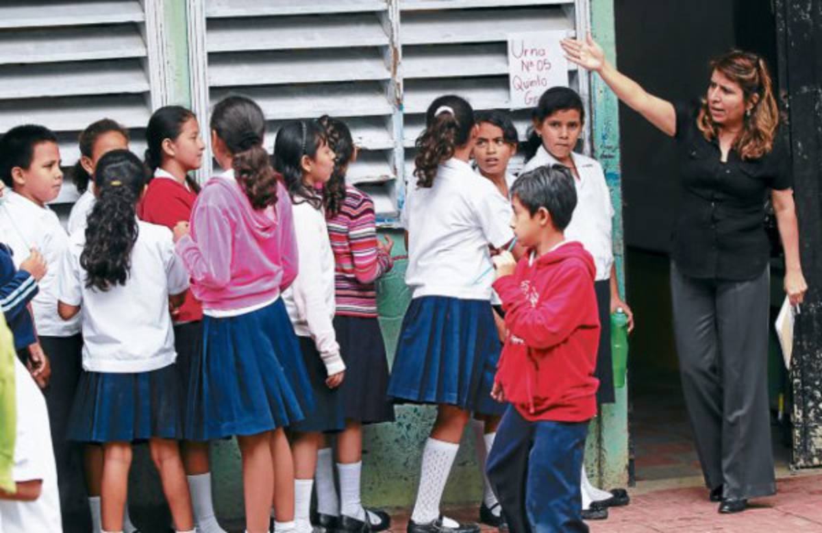Inocencia infantil de la mano con la democracia