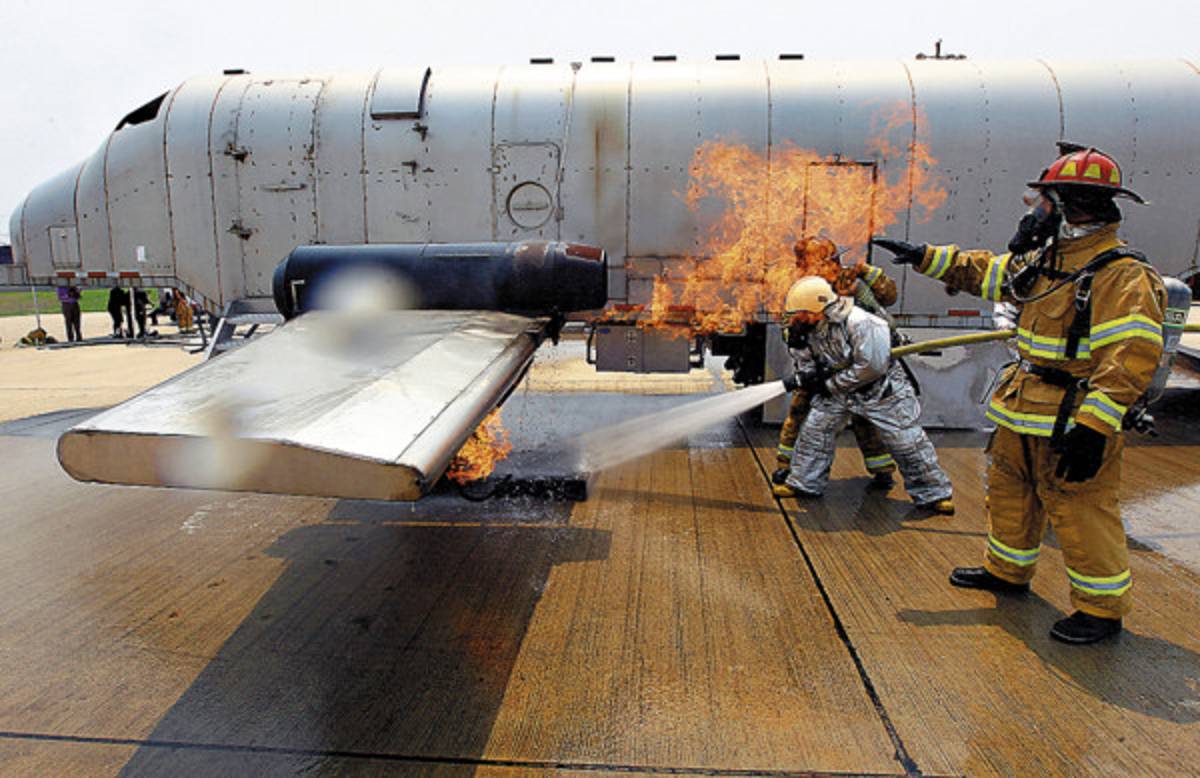 EUA entrena a bomberos de CA