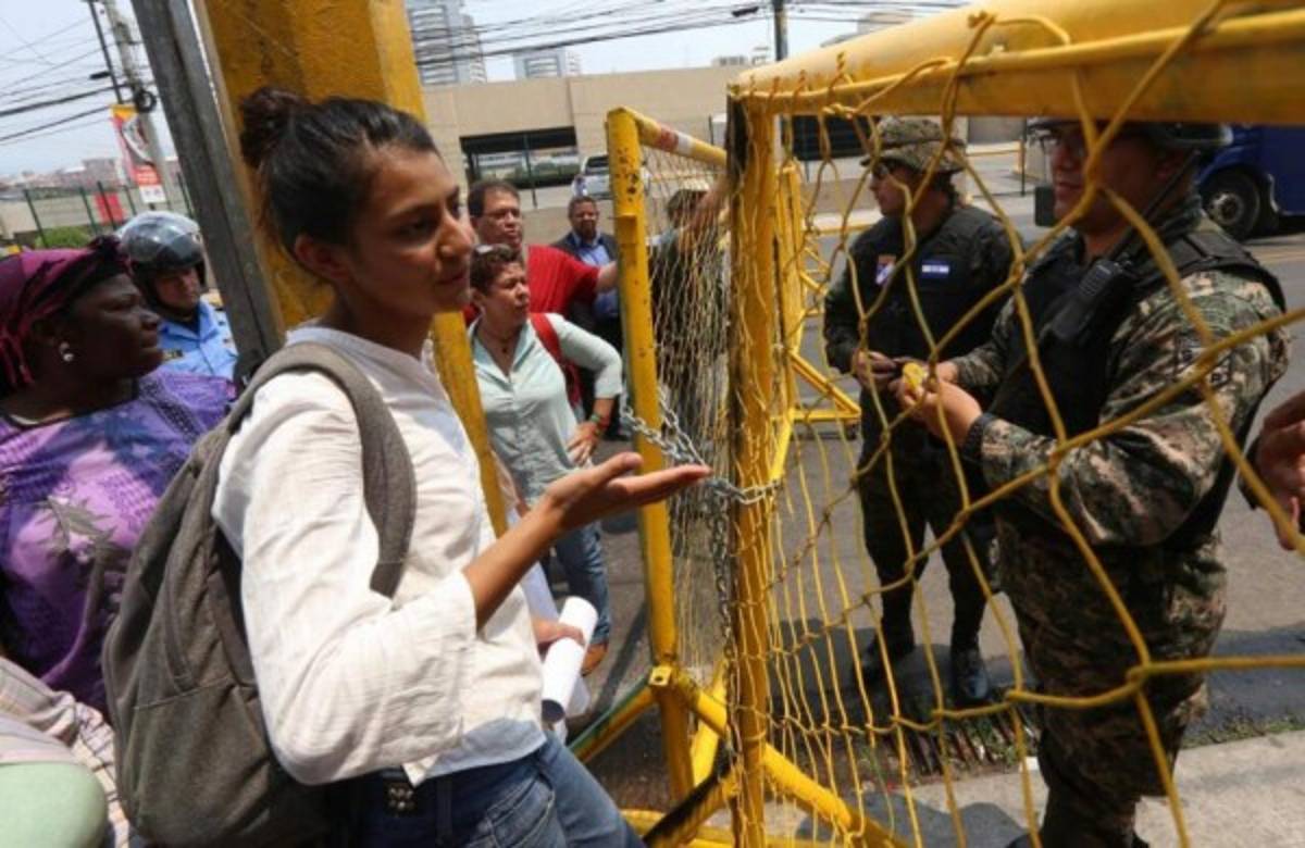 Segundo día de protestas del Copinh frente a casa de gobierno