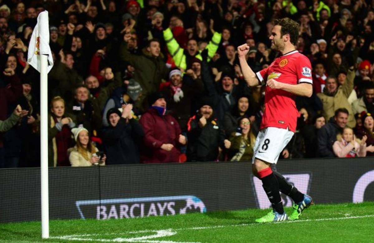 Manchester United y Liverpool ganan y se acercan a la cabeza