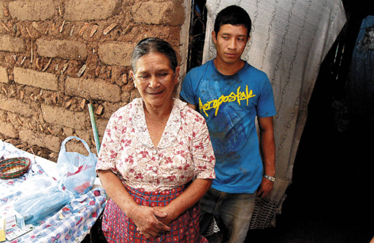 Madre, obligada a encadenar a su hijo desde hace 25 años