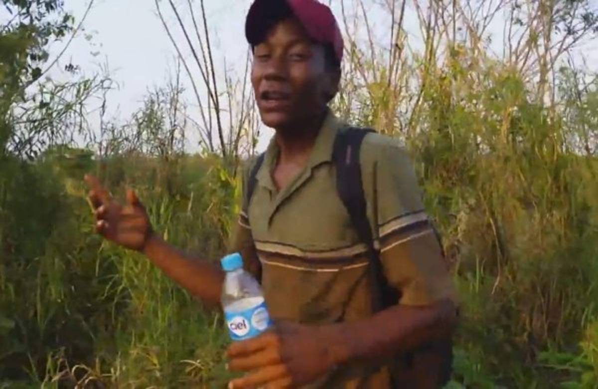 VIDEO: Migrante hondureño dedica una pegajosa canción a tabasqueños