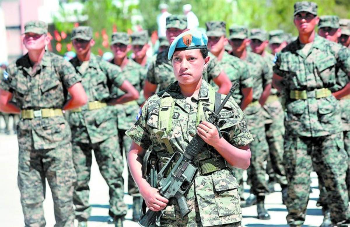Una mujer militar por cada 10 mil soldados