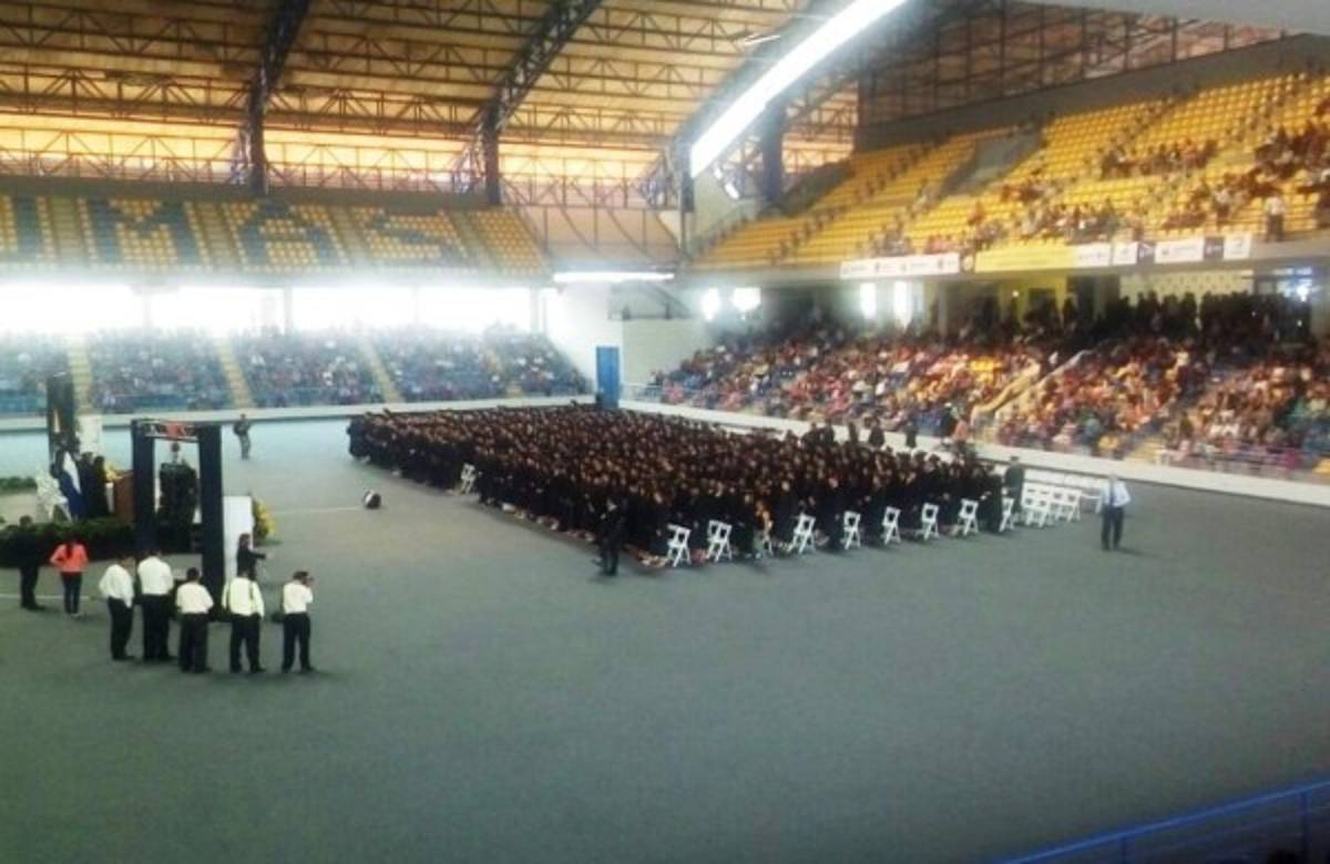 UNAH gradúa 1,200 nuevos profesionales