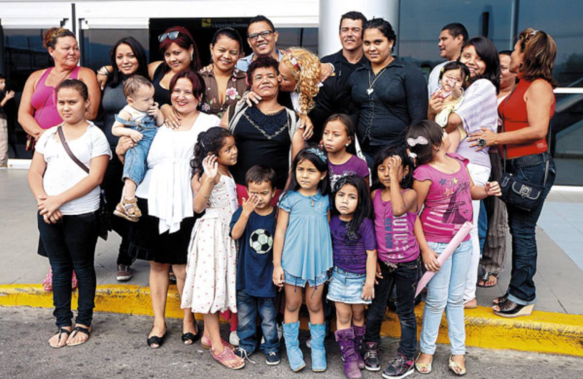 Madre hondureña se reúne con sus hijos después de 16 años de ausencia