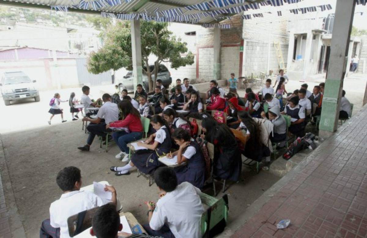 Por falta de aulas, alumnos reciben clases en el patio