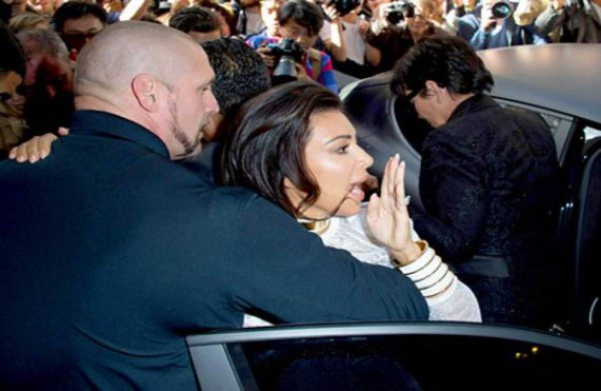 Periodista ucraniano atacó a Kim Kardashian en París