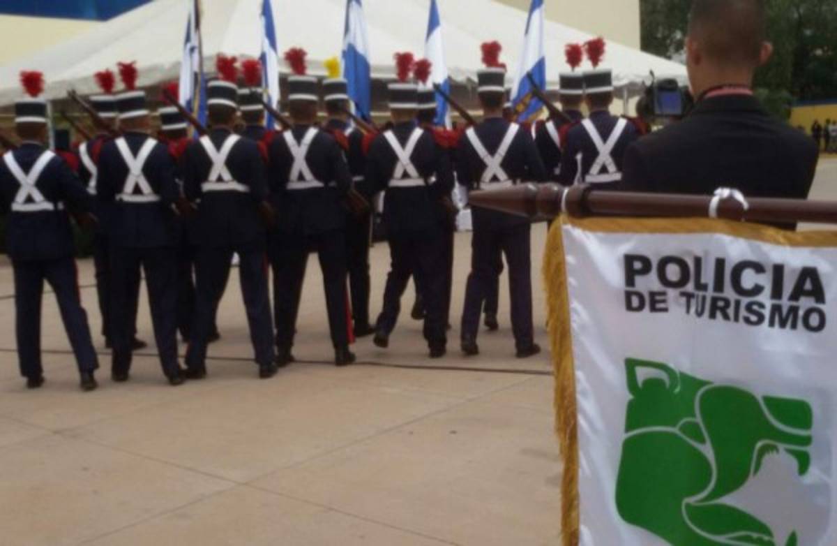 Presidente de Honduras encabeza ceremonia de ascensos policiales