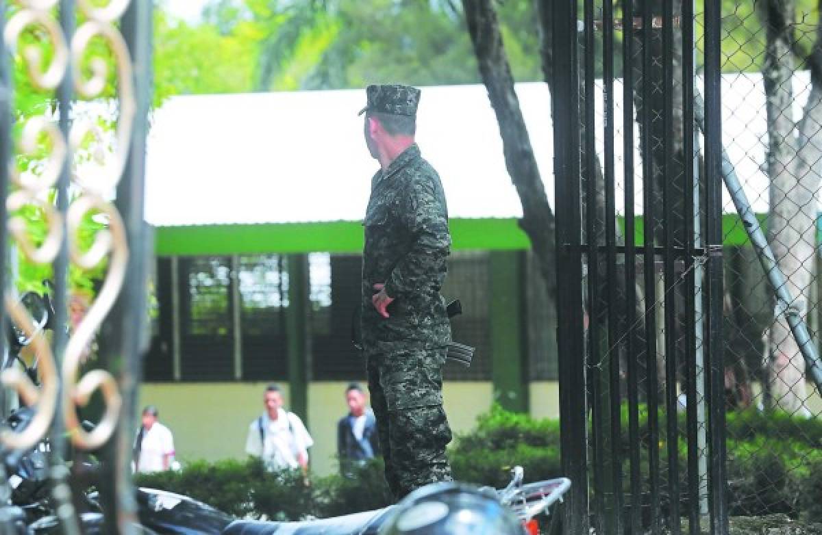 Más centros educativos son militarizados en Tegucigalpa