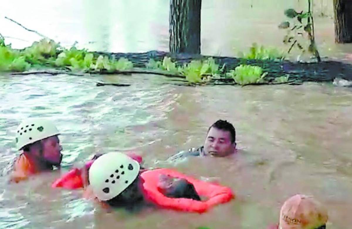 Dramáticos rescates y millonarias pérdidas dejan lluvias en Olancho