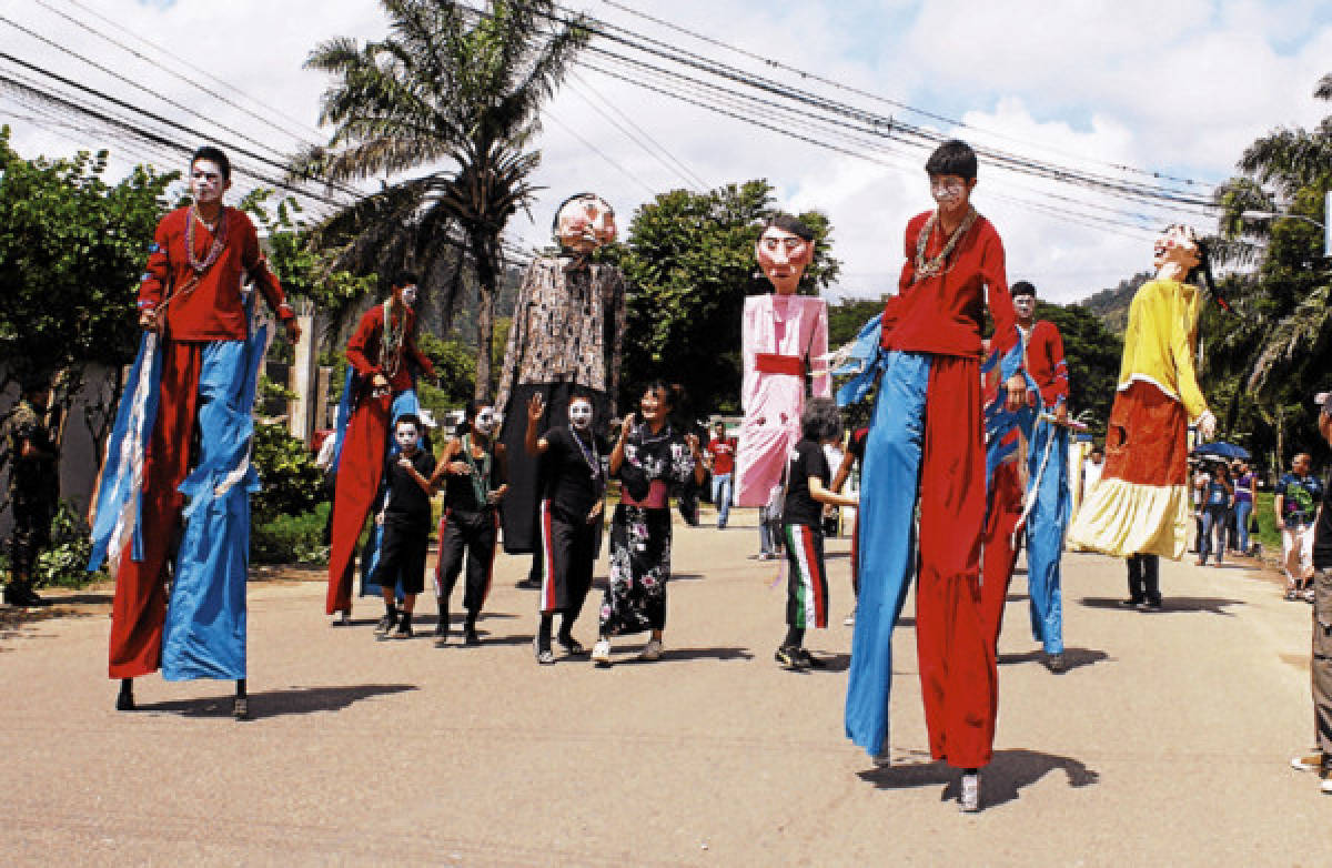 Zancos y gigantonas, tradición de altura en el oriente de Honduras