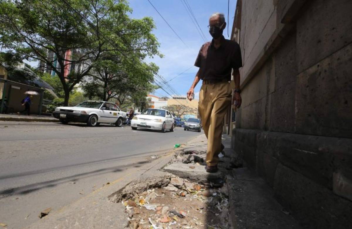 Sobre aceras destrozadas y obstáculos caminan peatones en la capital