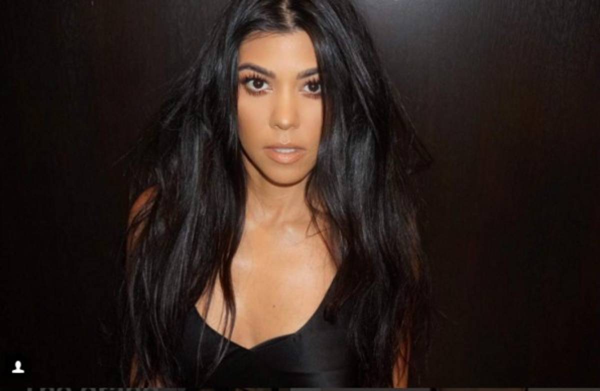 Kourtney Kardashian juega baloncesto en diminuto bikini