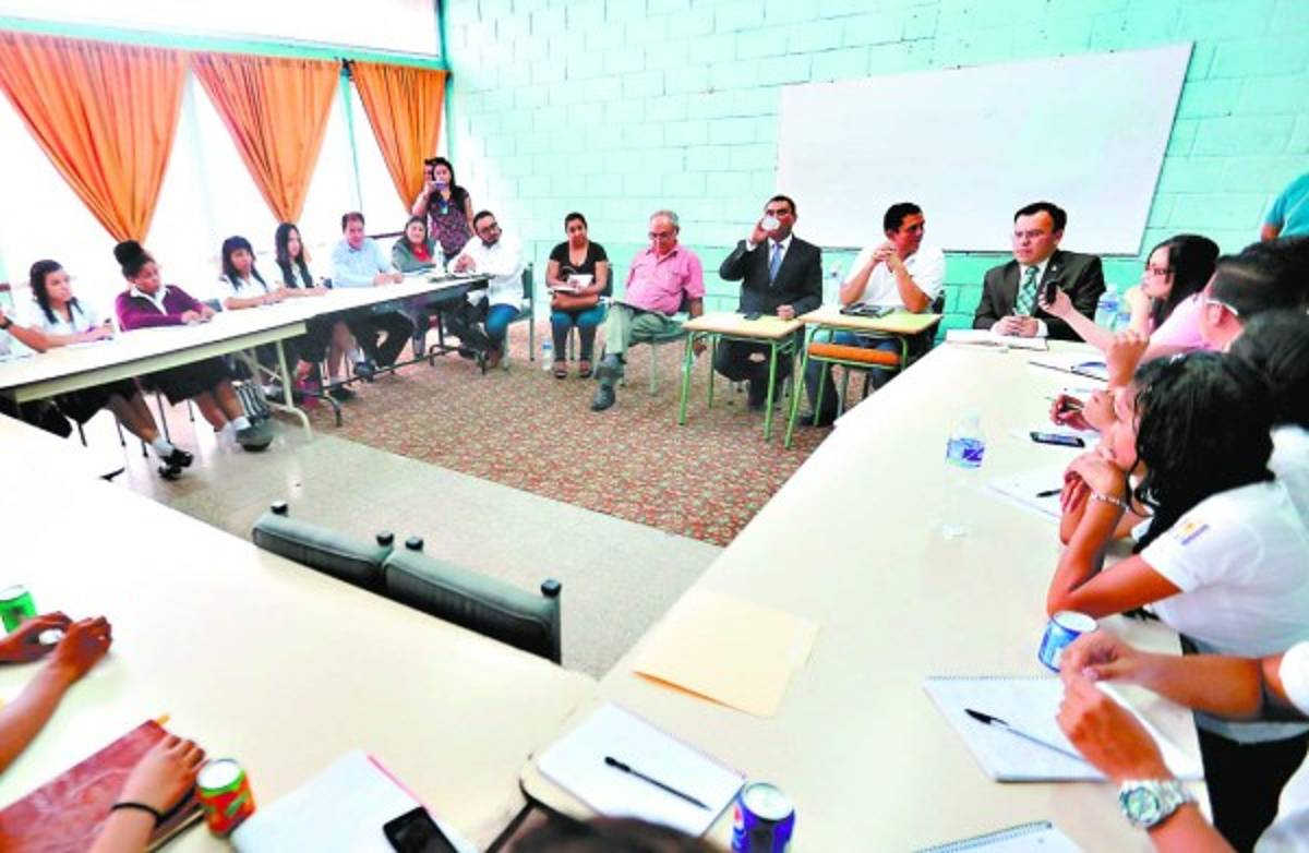 Hasta niñeras tienen que pagar para alfabetizar, dicen estudiantes