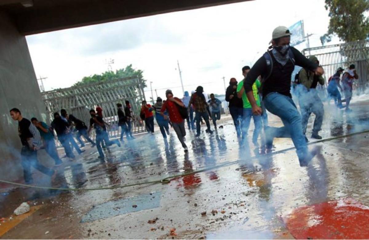 Chimbas, palos, piedras y hondas caseras en protesta frente a la UNAH