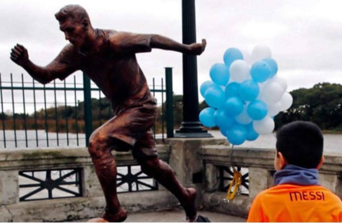 Argentinos no se resignan, inauguran estatua de Messi