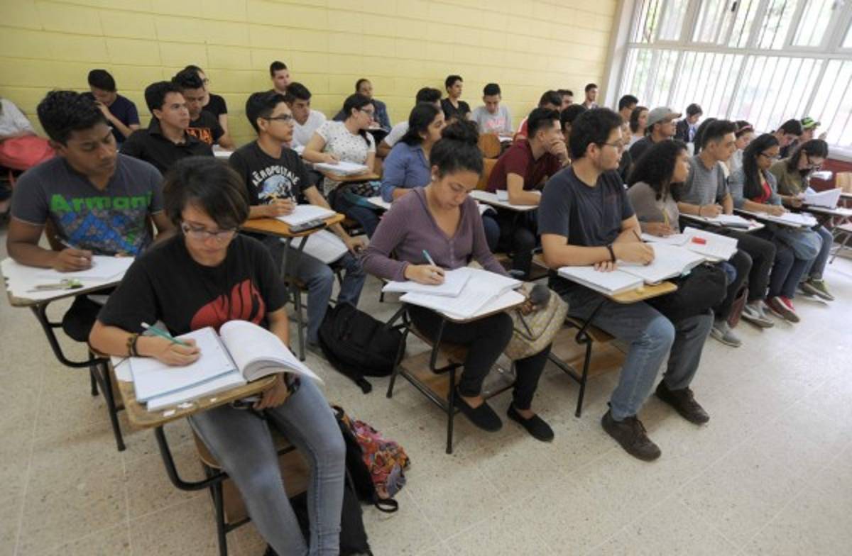 Gobierno aprueba aumento de 4.5% para los médicos