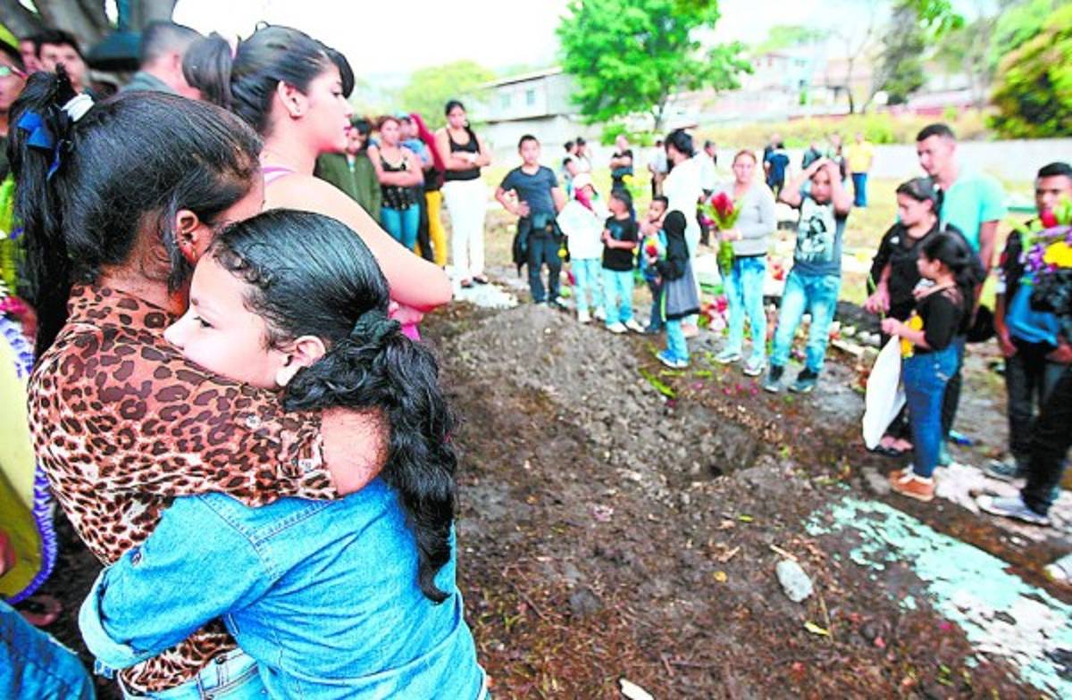 Dan el último adiós a víctimas de la masacre