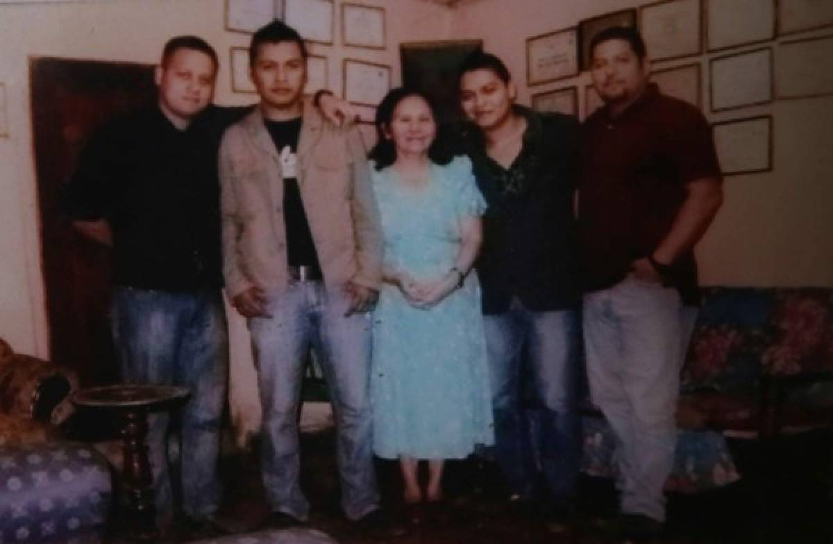 Julio junto a su madre y sus hermanos. Su familia es su adoración.