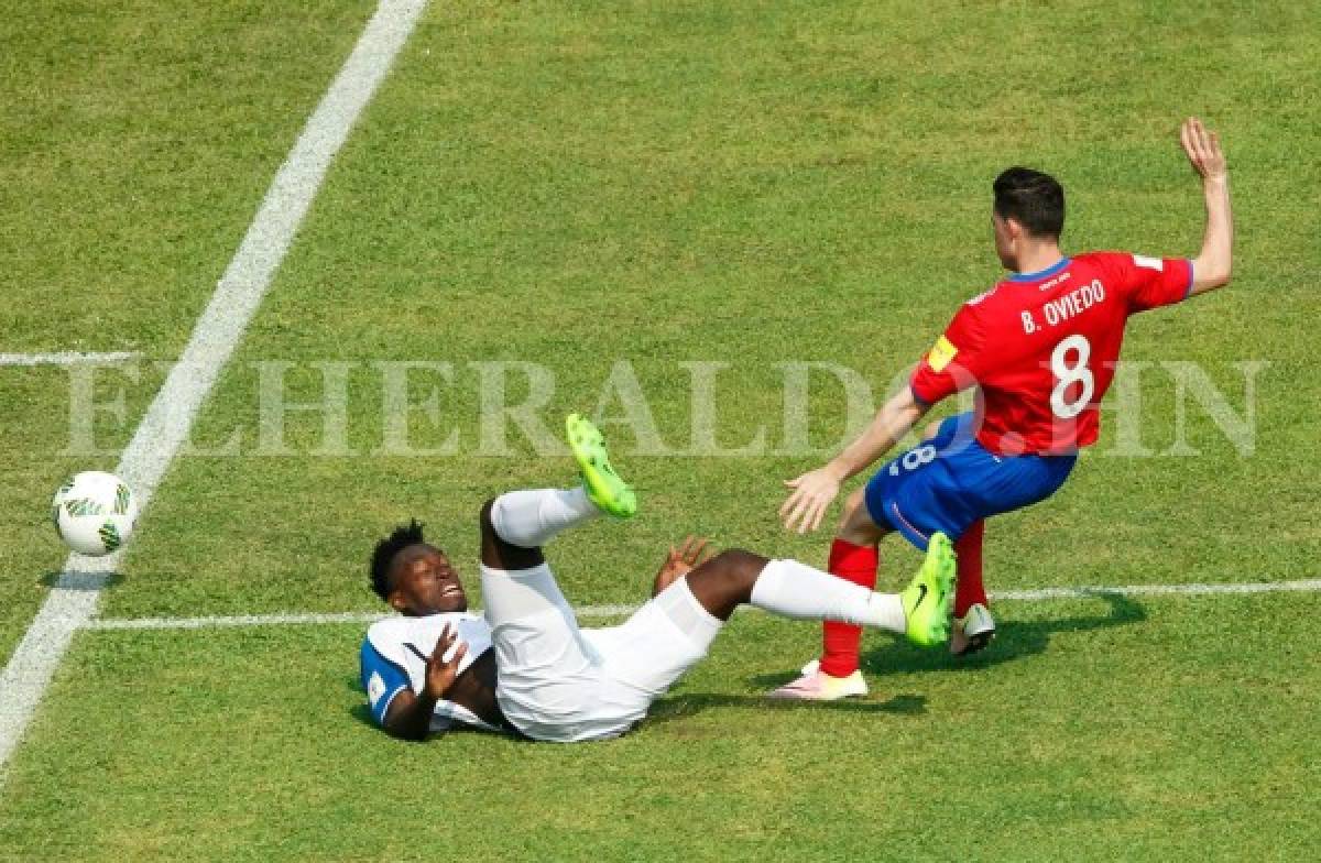 Oviedo comete falta penal sobre Alberth Elis, pero el árbitro salvadoreño no pitó nada (Foto: EL HERALDO)