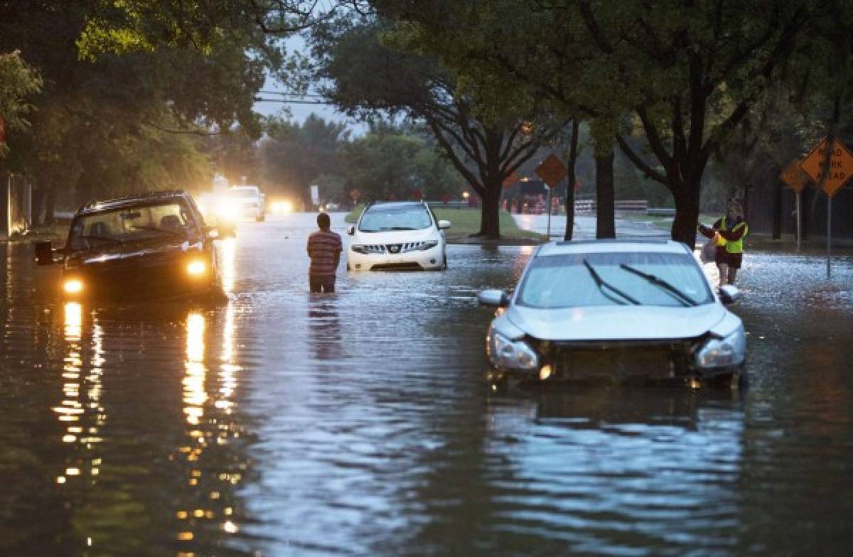 Houston busca hacer frente a la inundación por Harvey mientras Louisiana se prepara