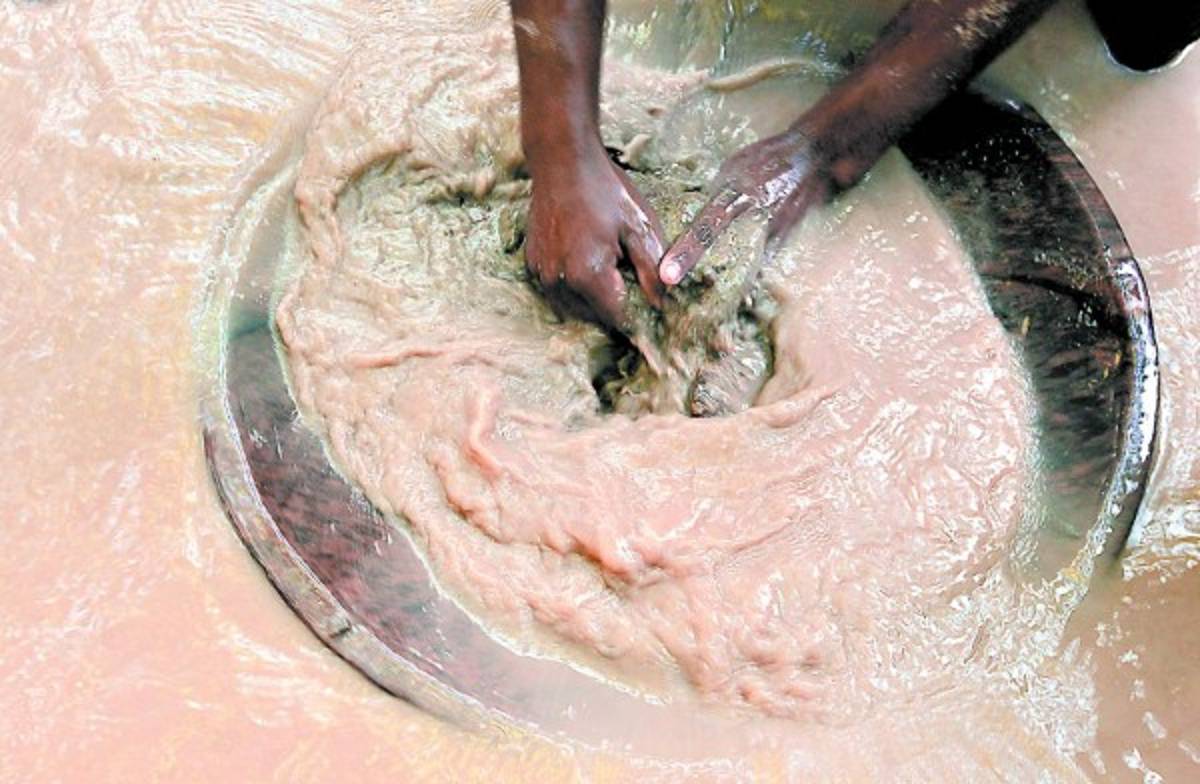 Ahora sobreviven de los residuos del oro