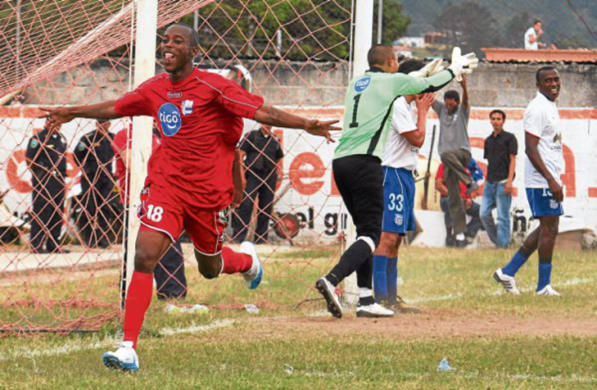 Santa Rosa reza por Elroy; el defensa está en recuperación