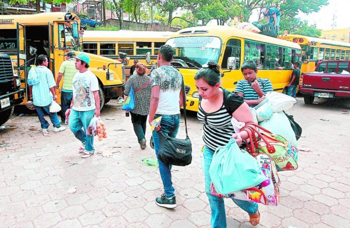Flujo de viajeros en Honduras se intensifica en terminales