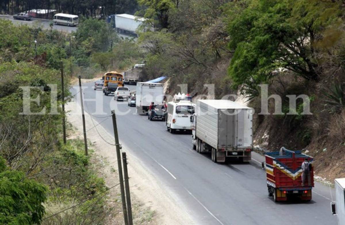 Largas filas se forman en varios sectores de la carretera que conduce a la zona sur del país.