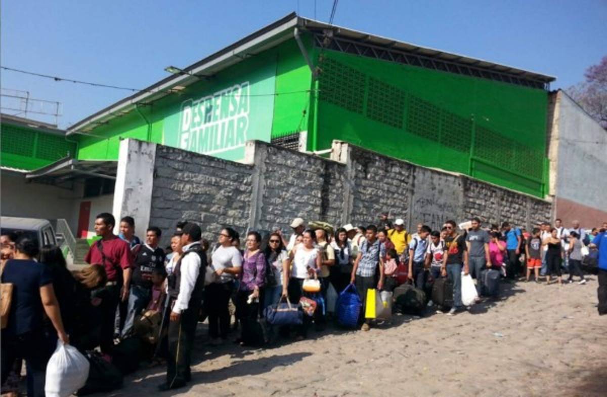 Abarrotadas terminales de buses de la capital