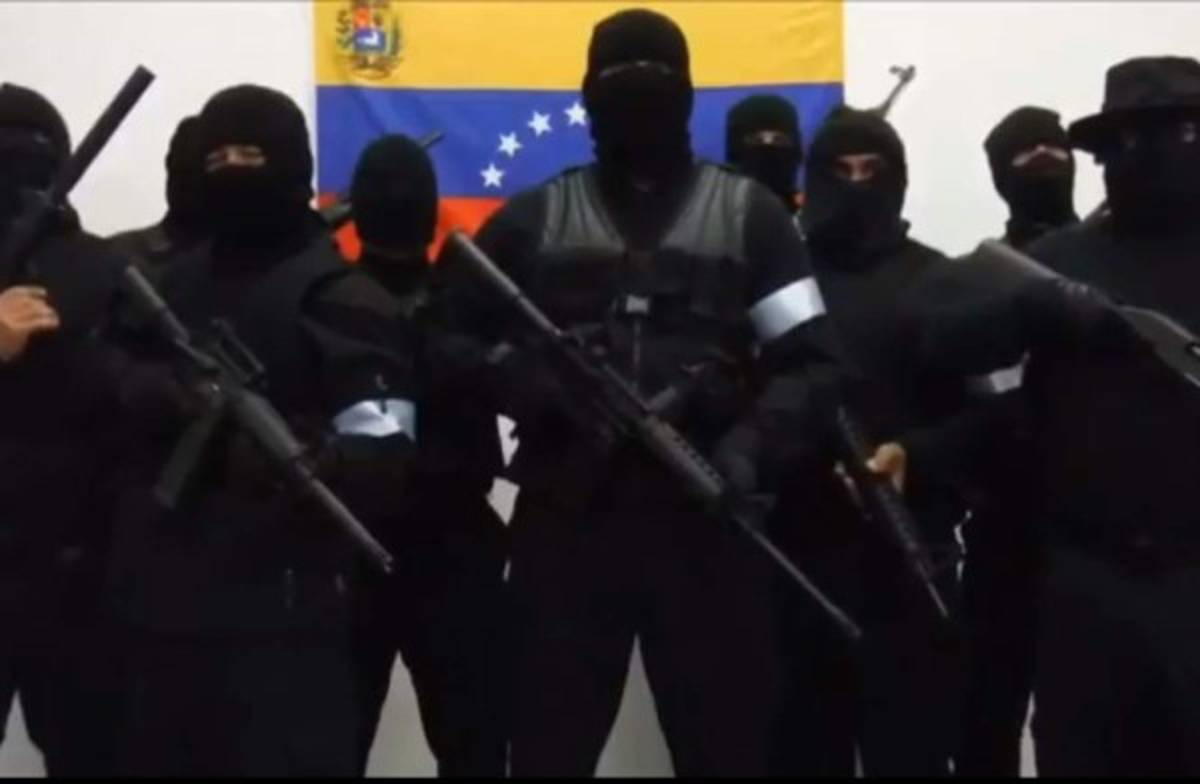 Los hombres salieron con su cara tapada y cargando armas de grueso calibre en el video.
