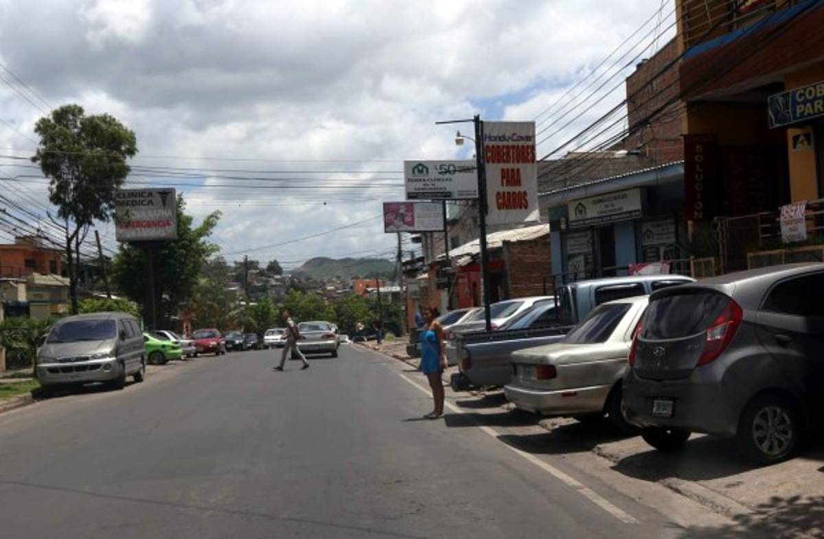 El 45% de las zonas residenciales de la capital carecen de parqueos