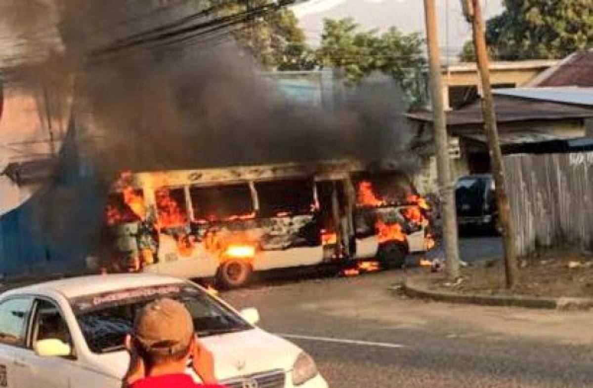 Delincuentes prenden fuego a bus 'rapidito' en San Pedro Sula