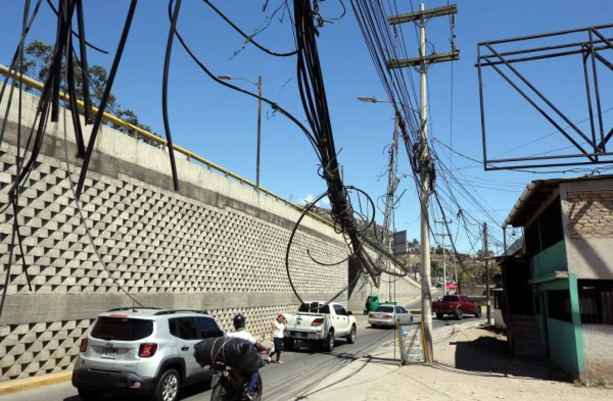 Marañas de cables ahora invaden las aceras de la ciudad