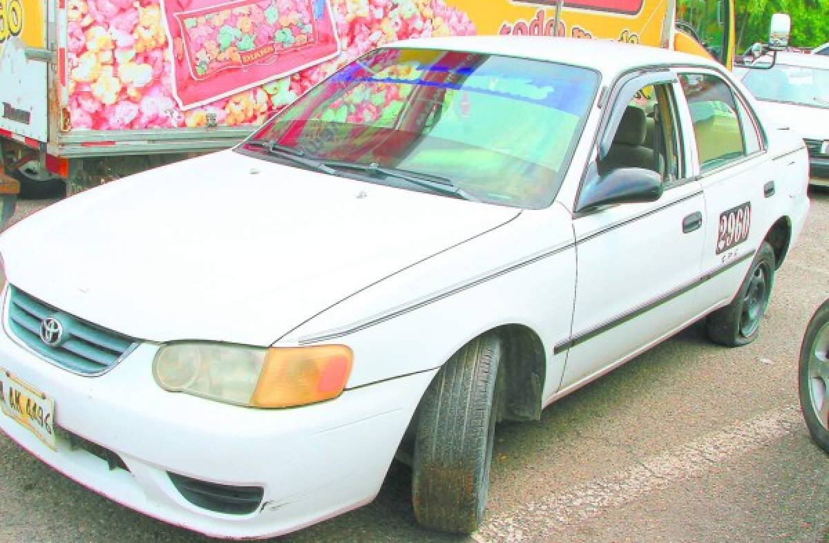 En baúl de taxi hallan a motorista