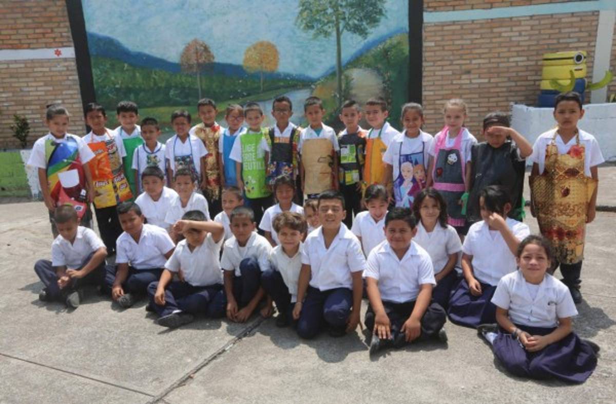 Los alumnos de la Paquita Guerrero lucen sus manualidades.
