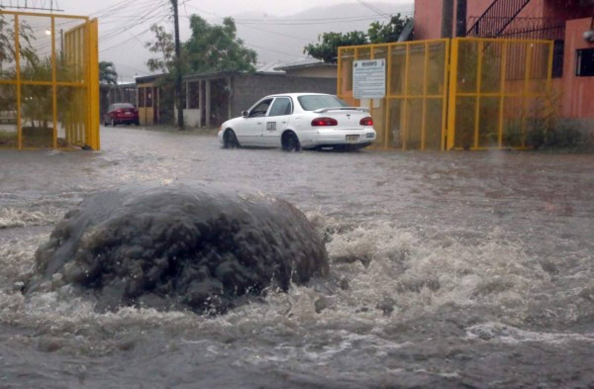 Fuertas lluvias dejan calles inundadas en el norte de Honduras