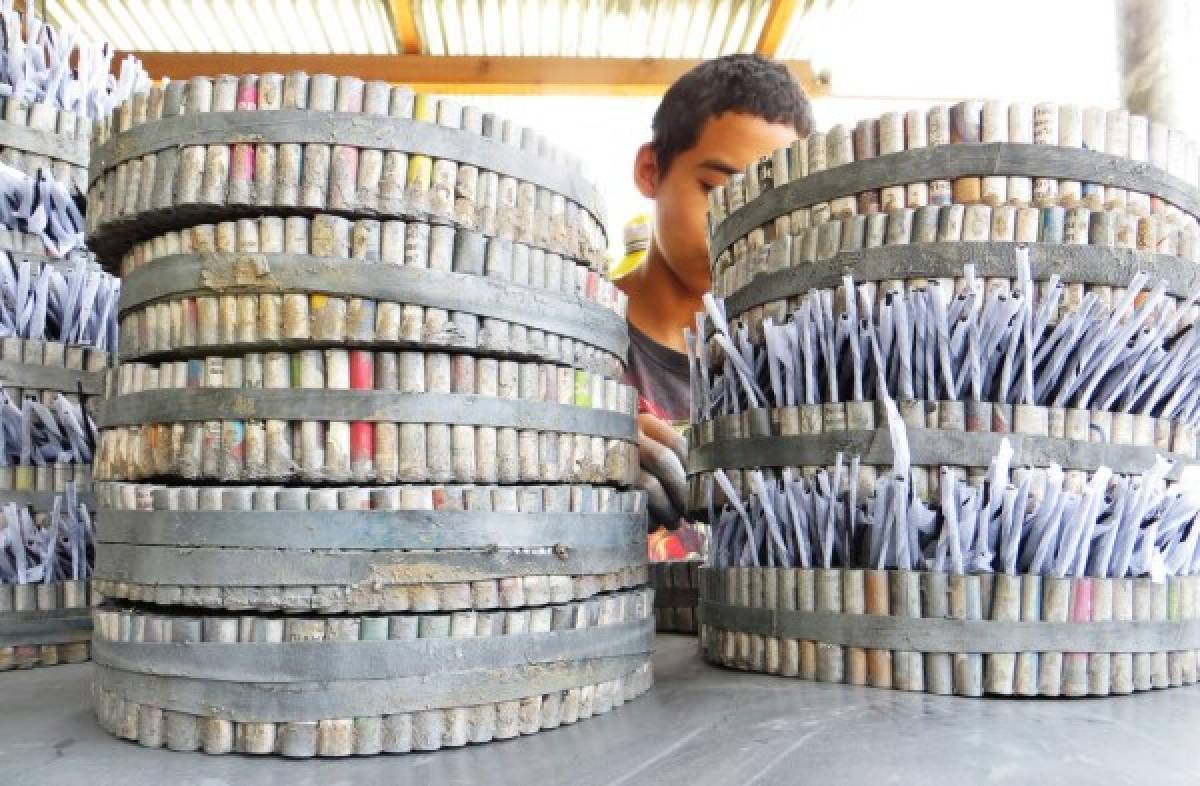 Mano de obra infantil en la riesgosa elaboración de cohetes en Copán