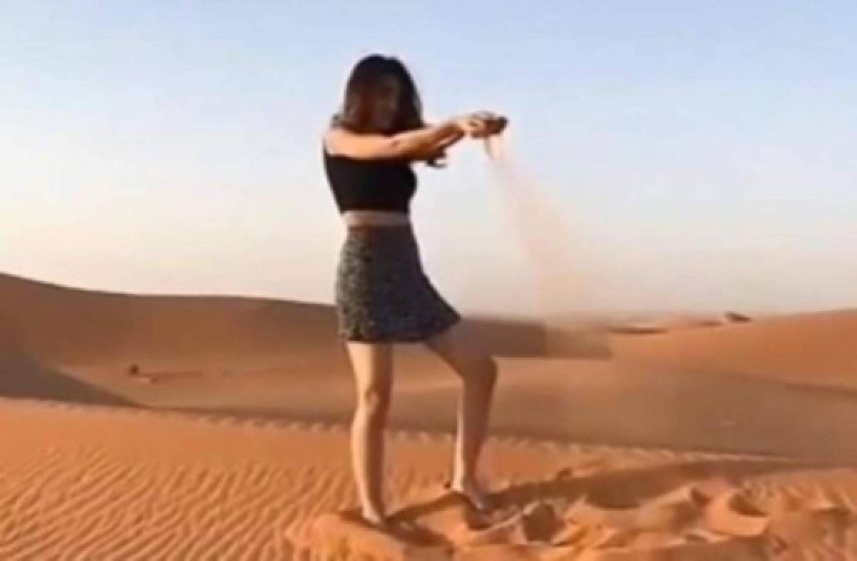 La chica fue captada en video por su acompañante y este lo divulgó en las redes sociales.