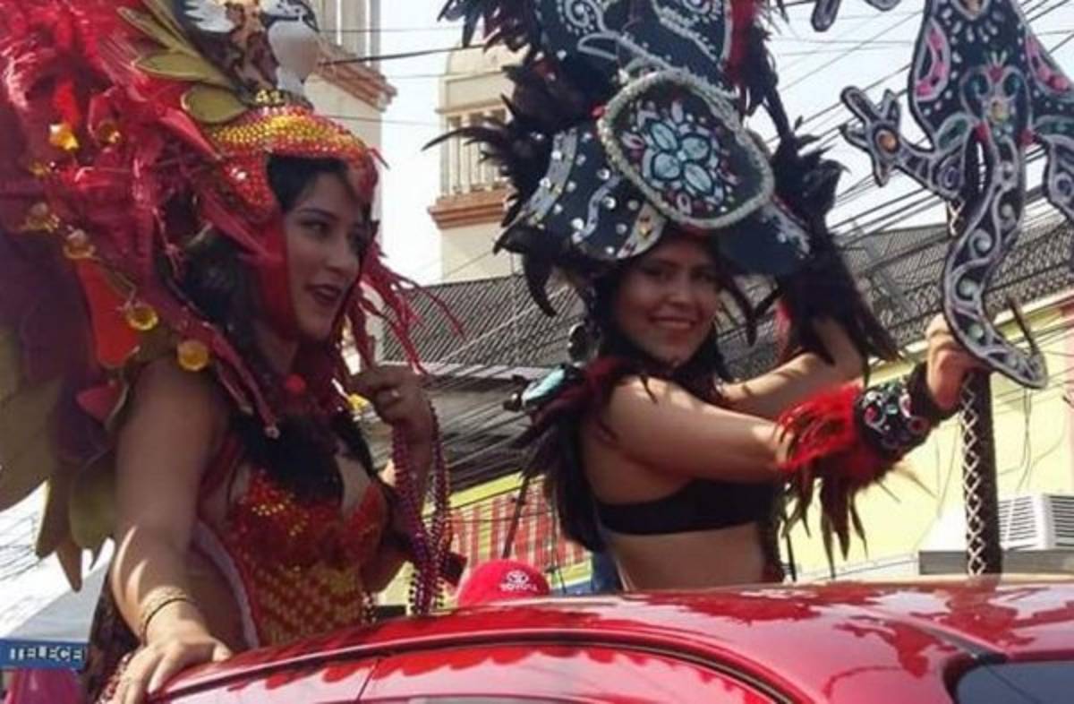 Guapas mujeres vestidas de coloridos atuendos desfilaron en el Carnaval de La Ceiba (Foto: Teleceiba/ El Heraldo Honduras/ Noticias de Honduras)