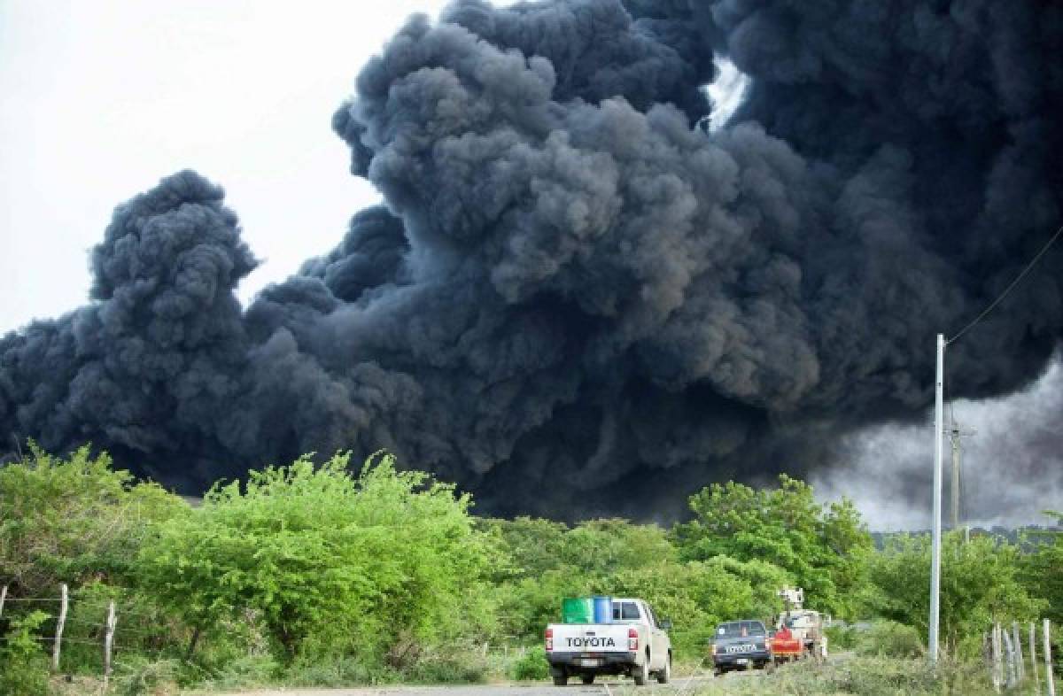 Bomberos intentan sofocar incendio en planta de combustible en Nicaragua