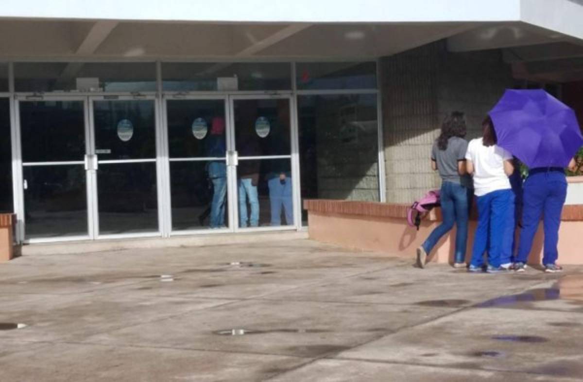 Estudiantes encapuchados se vuelven a tomar edificios de la Universidad Nacional autónoma de Honduras (UNAH)