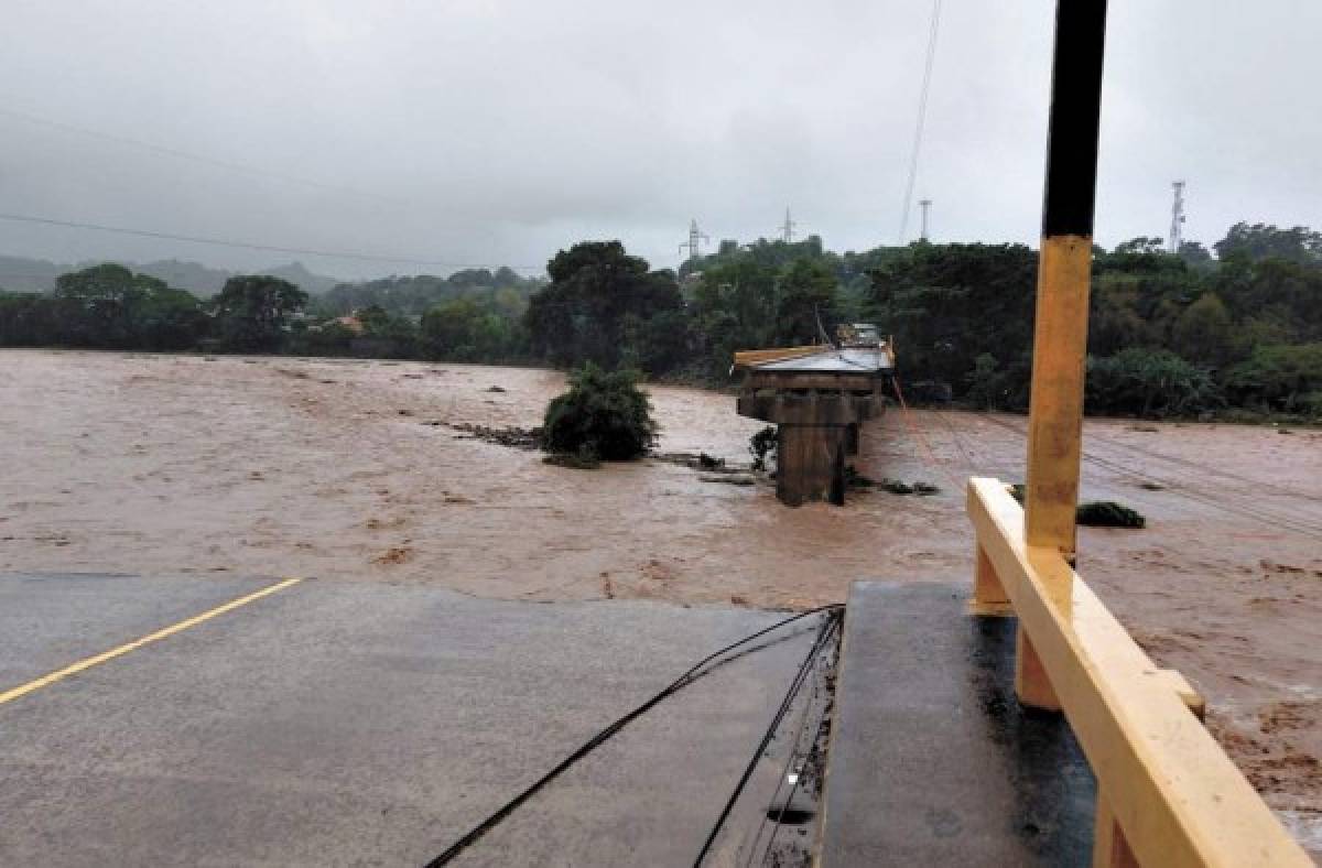 El puente Saopín de La Ceiba fue destruido por el huracán Eta.