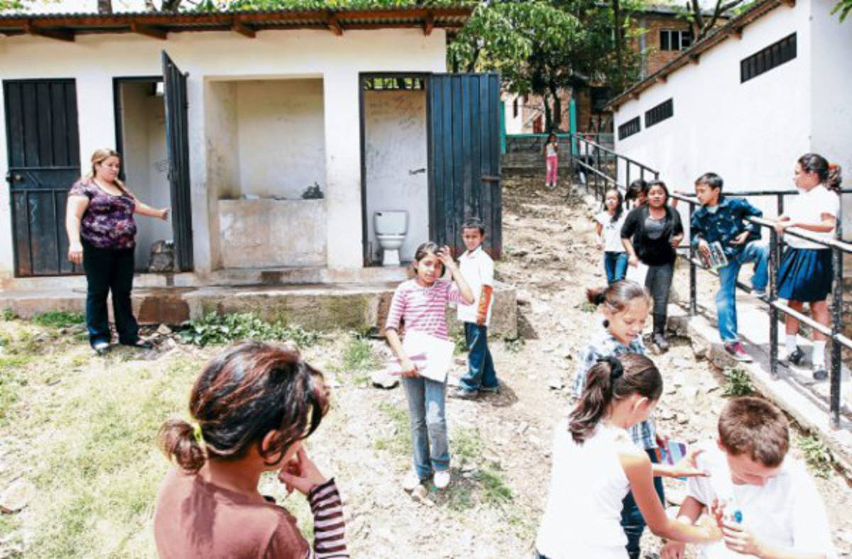 En cajas de plástico y hasta acostados reciben clases en la Naciones Unidas