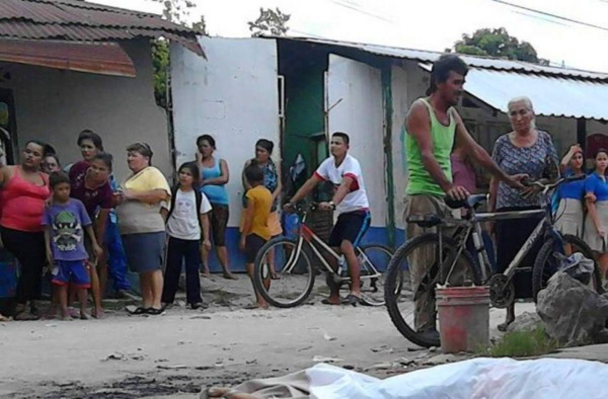 Honduras: Desgarradora imagen de niño que llora a la par del cadáver de su padre