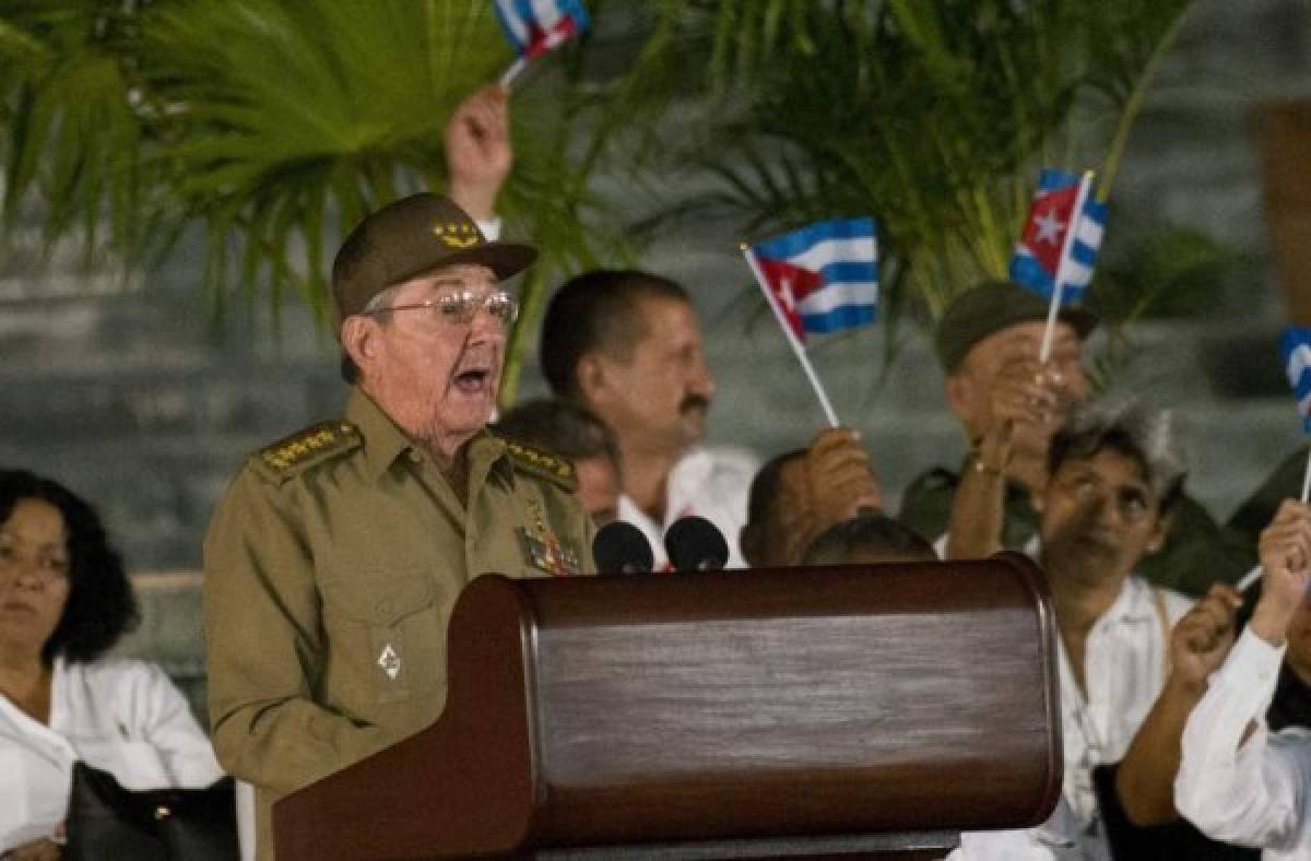 Presidente de Cuba desde que su hermano Fidel Castro (QEPD) le heredó la presidencia, Raúl ha mantenido viva la Revolución, pero no le ha cerrado las puertas a nuevos cambios para una Cuba que se quedó encerrada por conflictos y orgullos políticos en el siglo XX. Raúl recibió este año al Papa y Barack Obama, además concedió más libertades y derechos para el pueblo cubano.