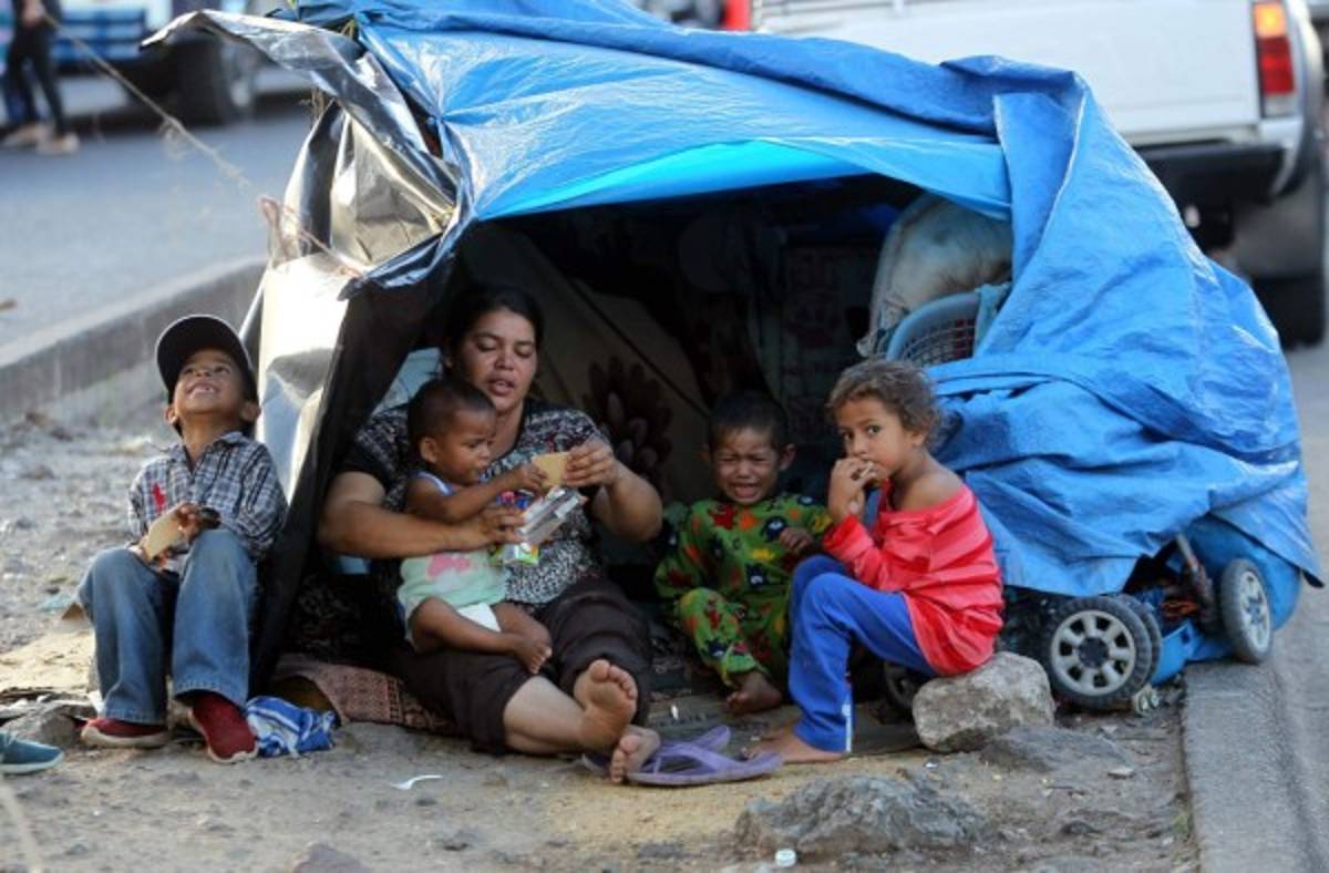 Familia vive en mediana del bulevar del Norte