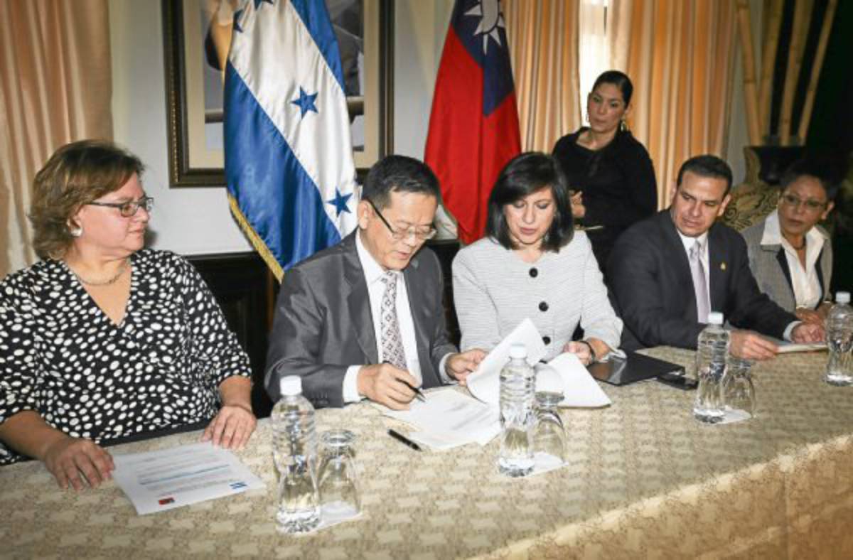 Seguridad pide referencias a la Fiscalía sobre cinco comisionados de Policía