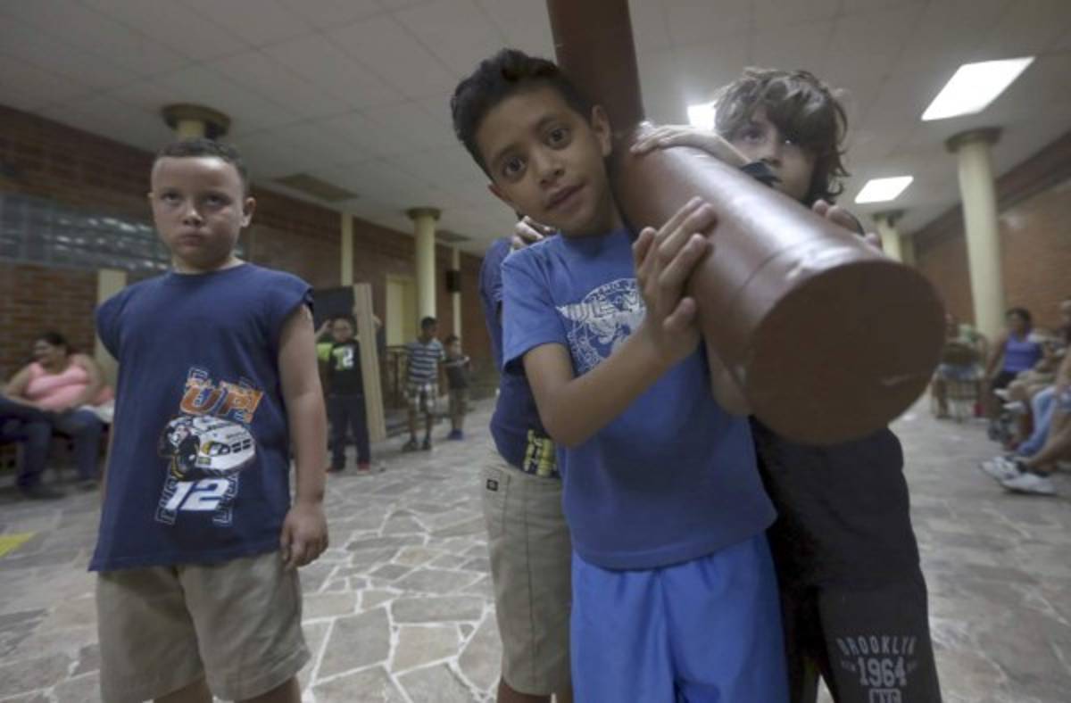 Semana Santa: En su duro camino por el Calvario, el Nazareno tiene rostro infantil