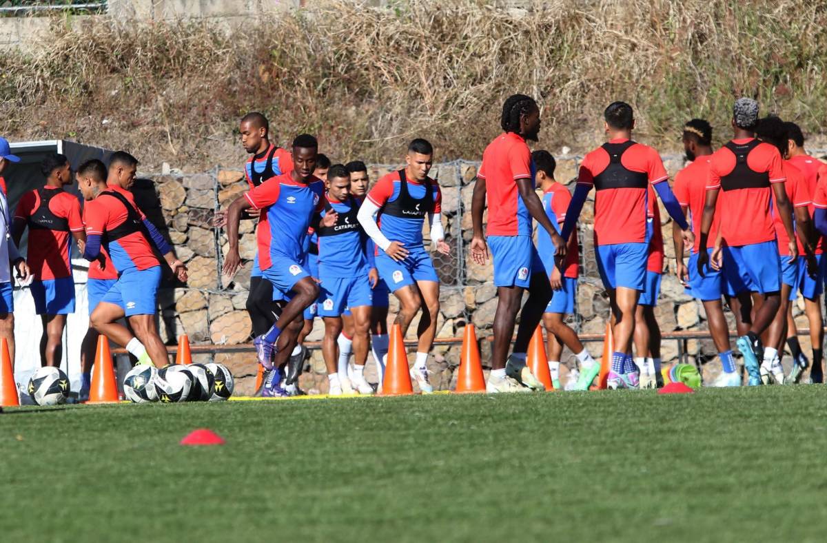 Jugador entrena solo y nuevas caras; la última práctica de Olimpia para debut en el Clausura